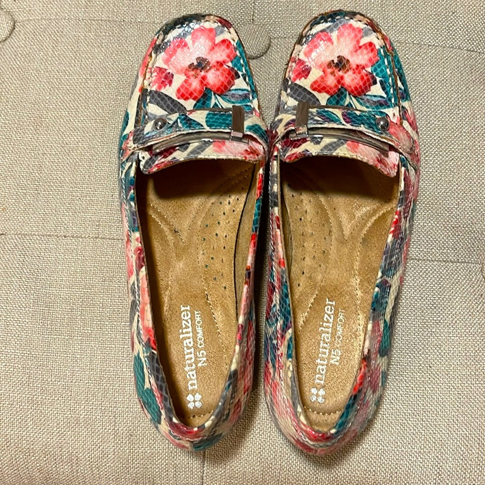 Naturalizer women’s flats Gisella floral pattern sz 6m new with no box